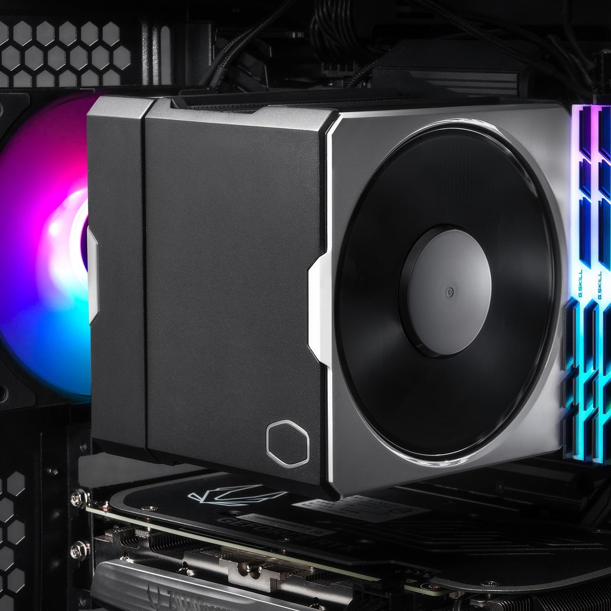 Cooler Master Hyper 212 Black CPU-Luftkylare - Aluminiumfinish, 4 Kontinuerliga Direktkontaktvärmerör, SickleFlow 120 Edge Fläkt, LGA1700 & AM5 Fäste - Svart