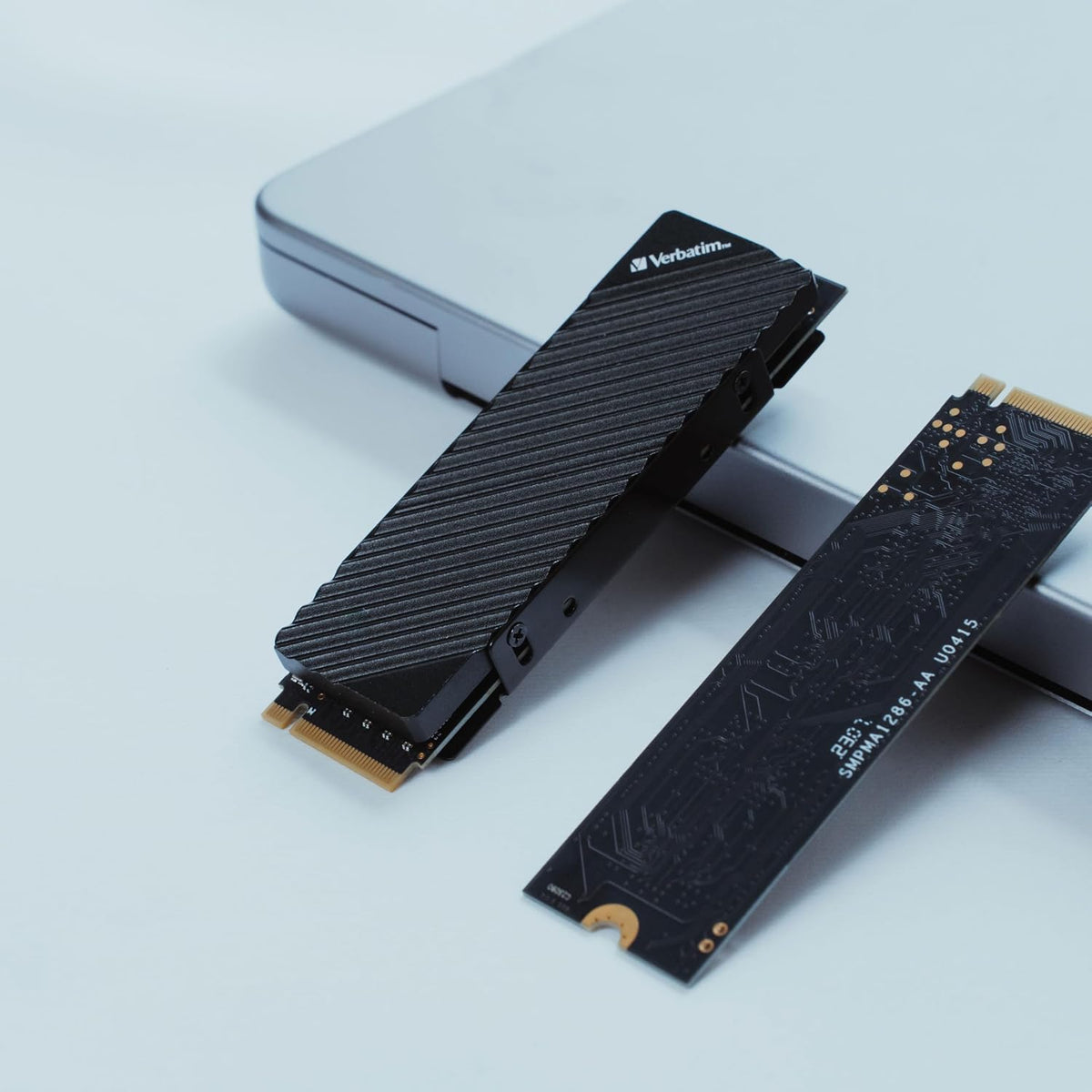 Verbatim Vi560 S3 SSD, intern SSD-enhet med 2 TB datalagring, Solid State Drive med SATA III M.2 2280 och 3D NAND-teknik, svart, perfekt för bärbar dator och Ultrabook