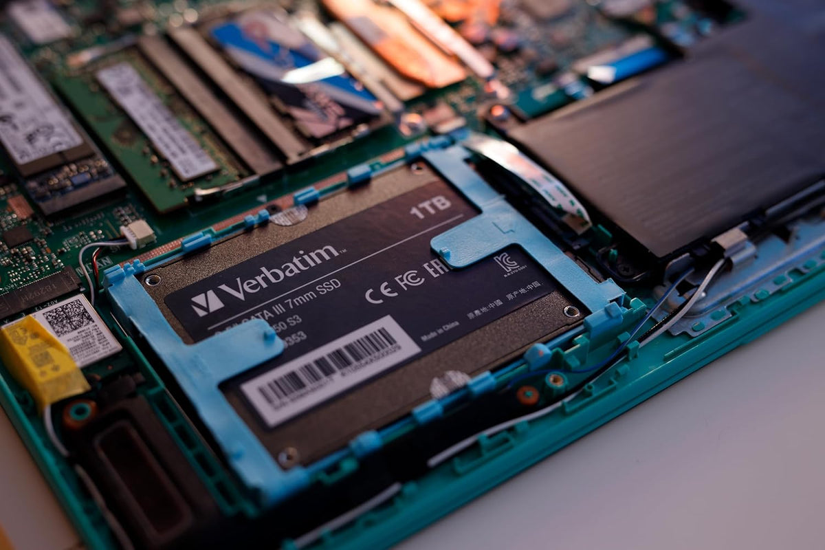 Verbatim Vi560 S3 SSD, intern SSD-enhet med 2 TB datalagring, Solid State Drive med SATA III M.2 2280 och 3D NAND-teknik, svart, perfekt för bärbar dator och Ultrabook