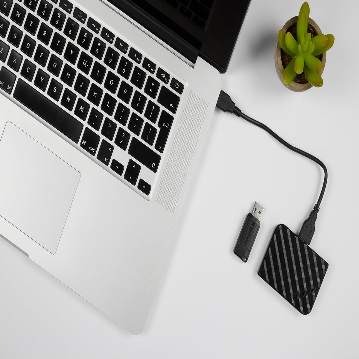 Verbatim PinStripe USB-minne 16 GB, USB 2.0, USB-minnen, för bärbar dator Notebook Ultrabook TV bilradio, USB 2.0-pinne, datasticka med skjutmekanism, svart