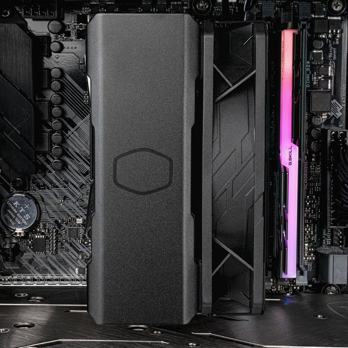 Cooler Master Hyper 212 Black CPU-Luftkylare - Aluminiumfinish, 4 Kontinuerliga Direktkontaktvärmerör, SickleFlow 120 Edge Fläkt, LGA1700 & AM5 Fäste - Svart